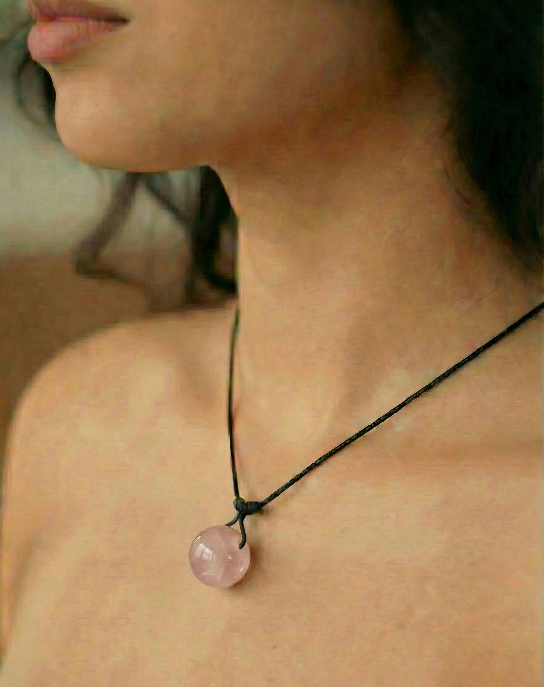 Colgante de Protección Minimalista – Seguridad y Confianza