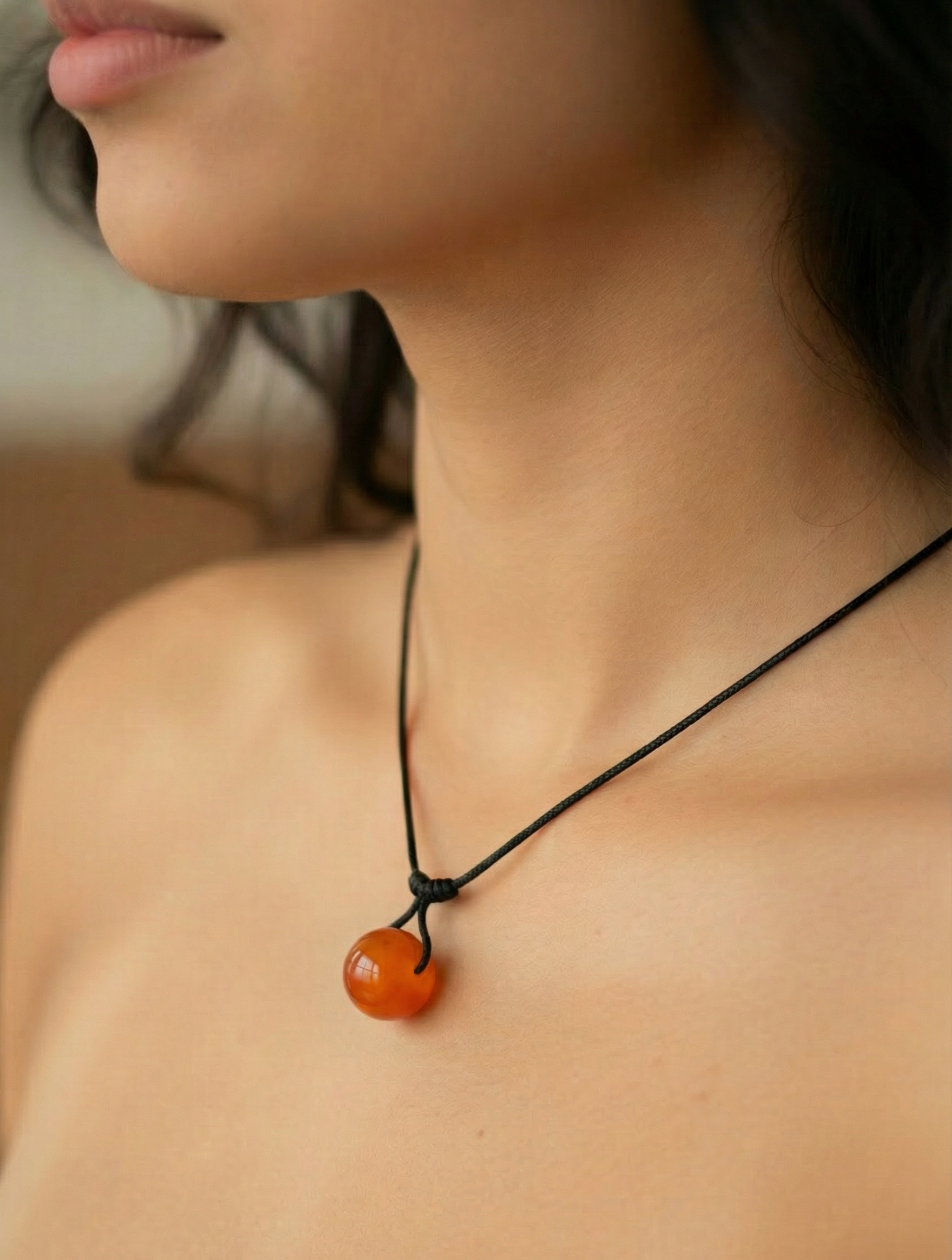 Colgante de Protección Minimalista – Seguridad y Confianza