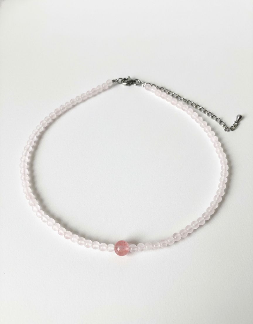 Gargantilla de Cuarzo Rosa con Cuarzo Cereza – Amor, Pasión y Equilibrio Emocional