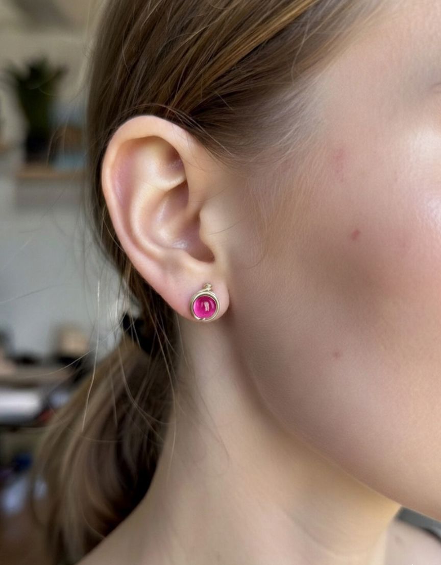 Pendientes Tipo Pin con Piedra Natural – Baño en Dorado