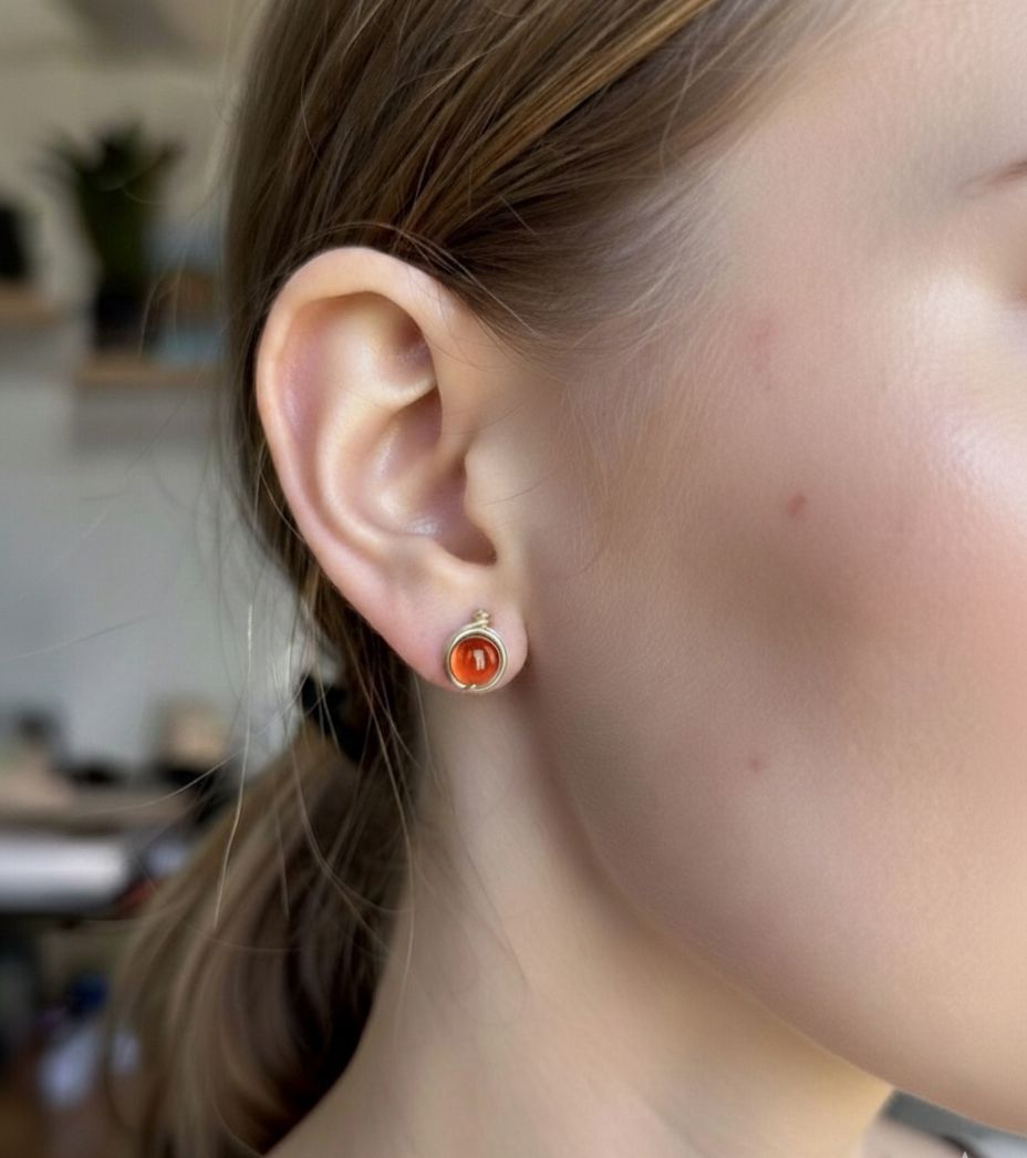 Pendientes Tipo Pin con Piedra Natural – Baño en Dorado