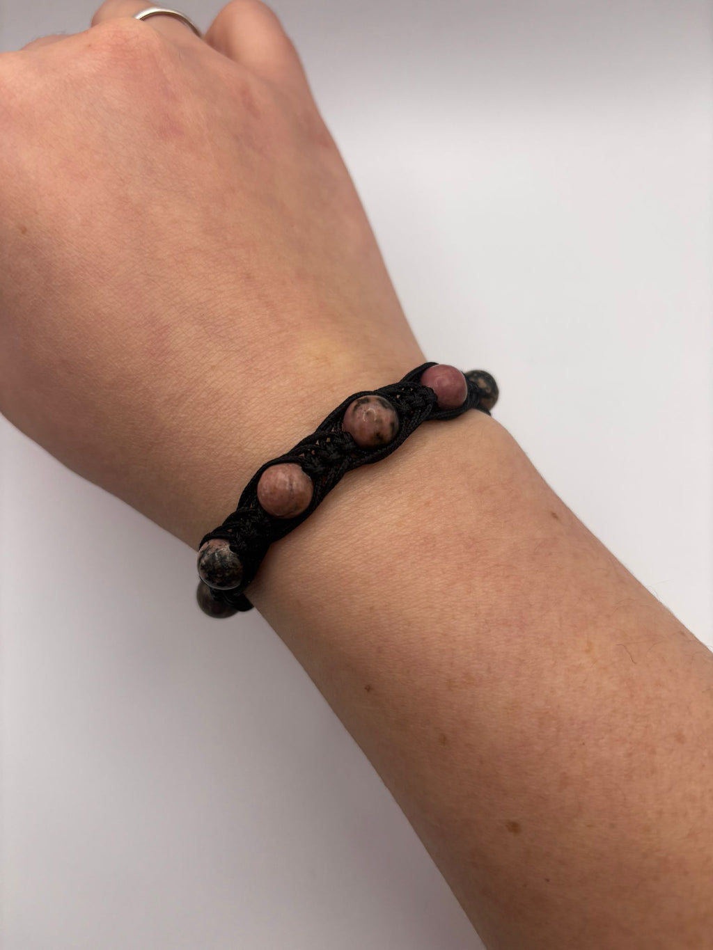 Pulsera de Rodonita 8 mm – Sanación Emocional y Equilibrio Interior