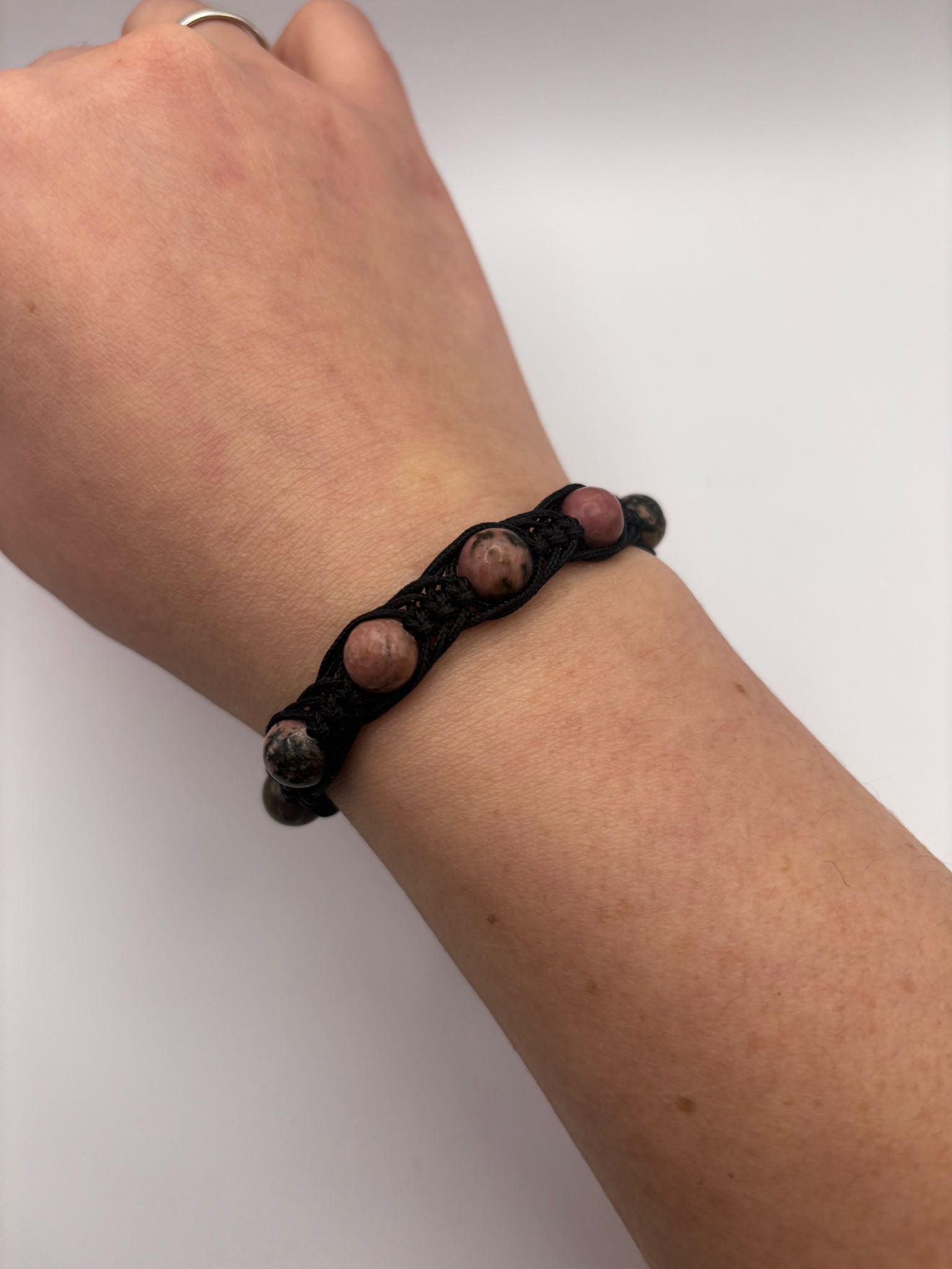 Pulsera de Rodonita 8 mm – Sanación Emocional y Equilibrio Interior