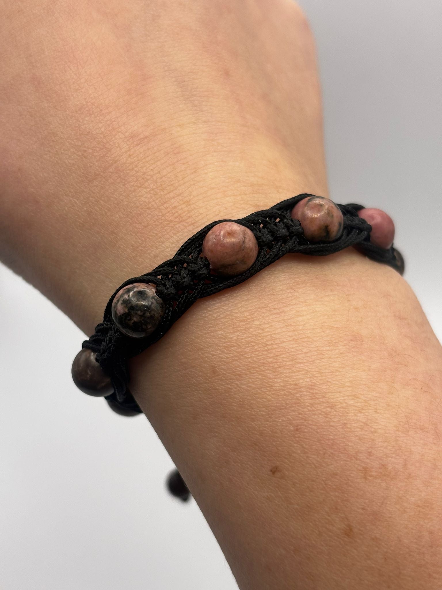 Pulsera de Rodonita 8 mm – Sanación Emocional y Equilibrio Interior