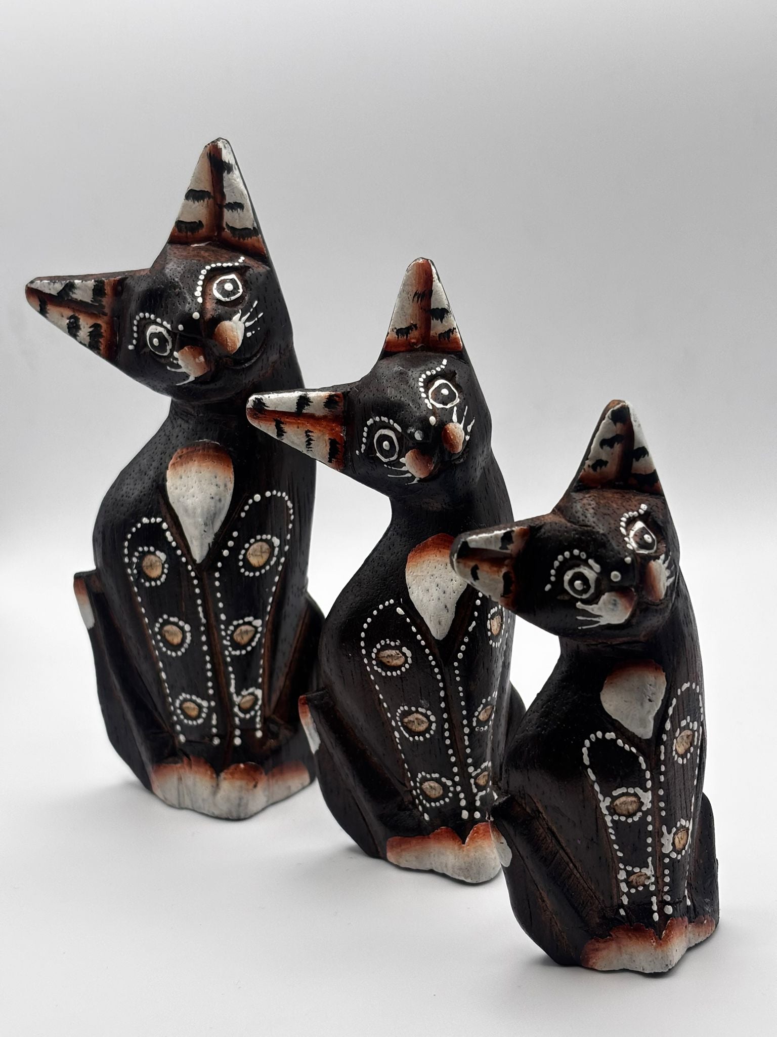 Set de 3 Gatos Decorativos de Madera – Decoración Artesanal con Encanto