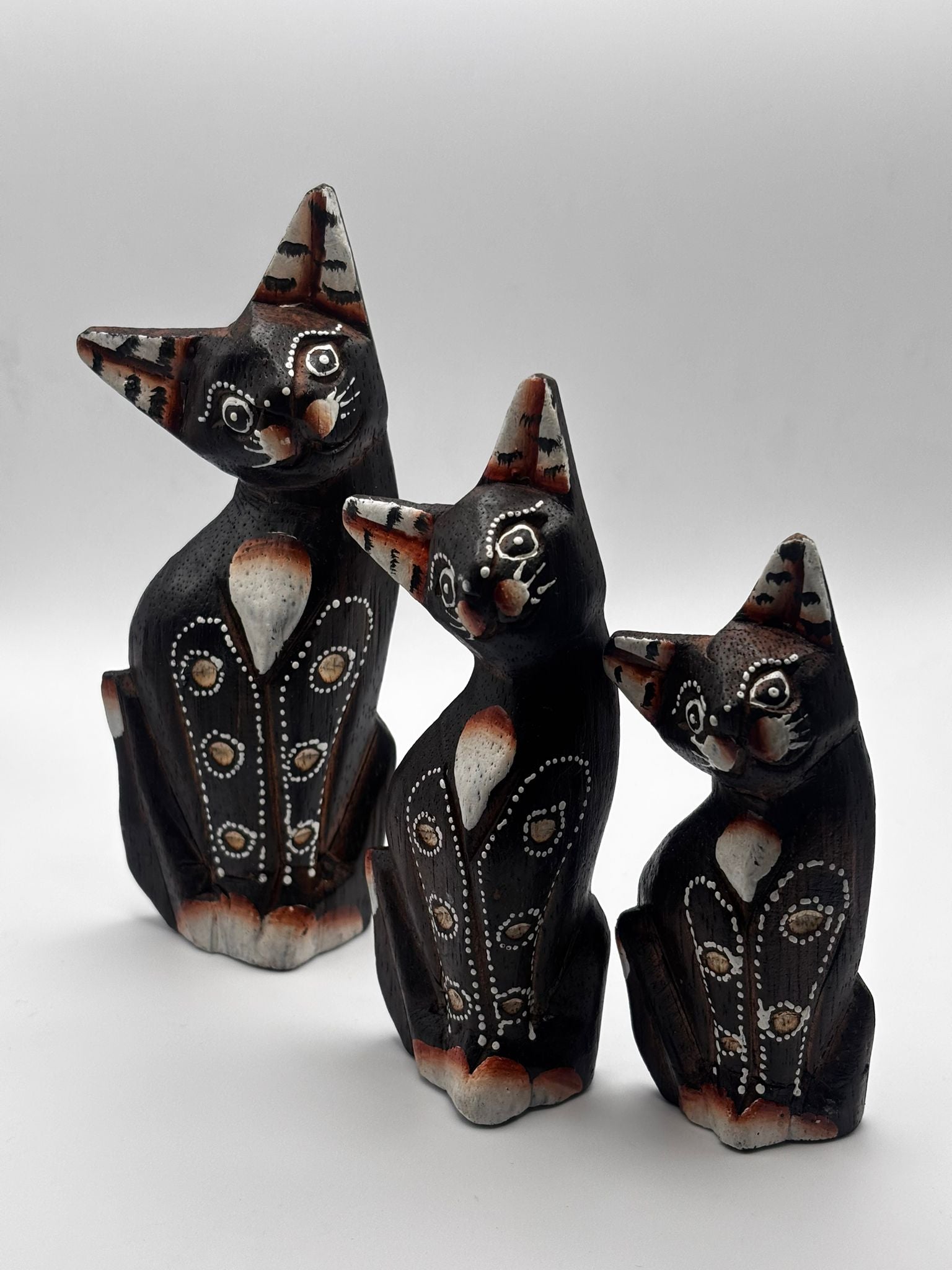 Set de 3 Gatos Decorativos de Madera – Decoración Artesanal con Encanto