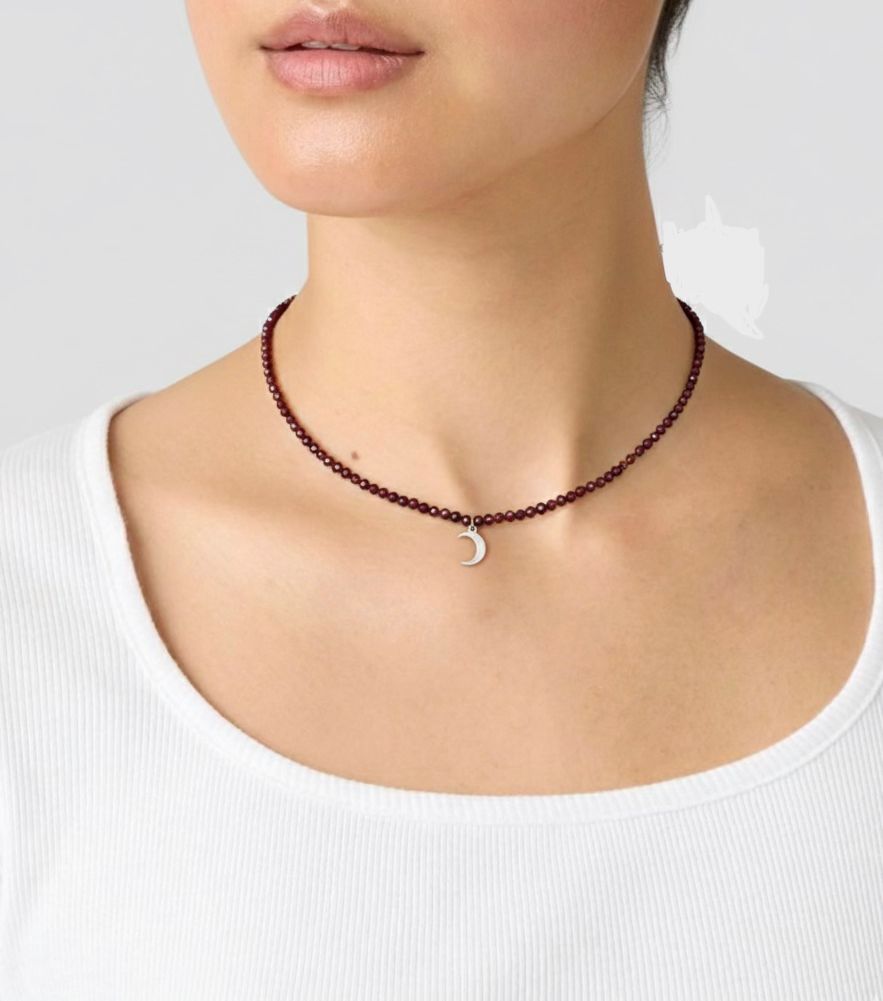 Gargantilla de Granate Facetado 3 mm con Luna – Energía Femenina y Fuerza Vital