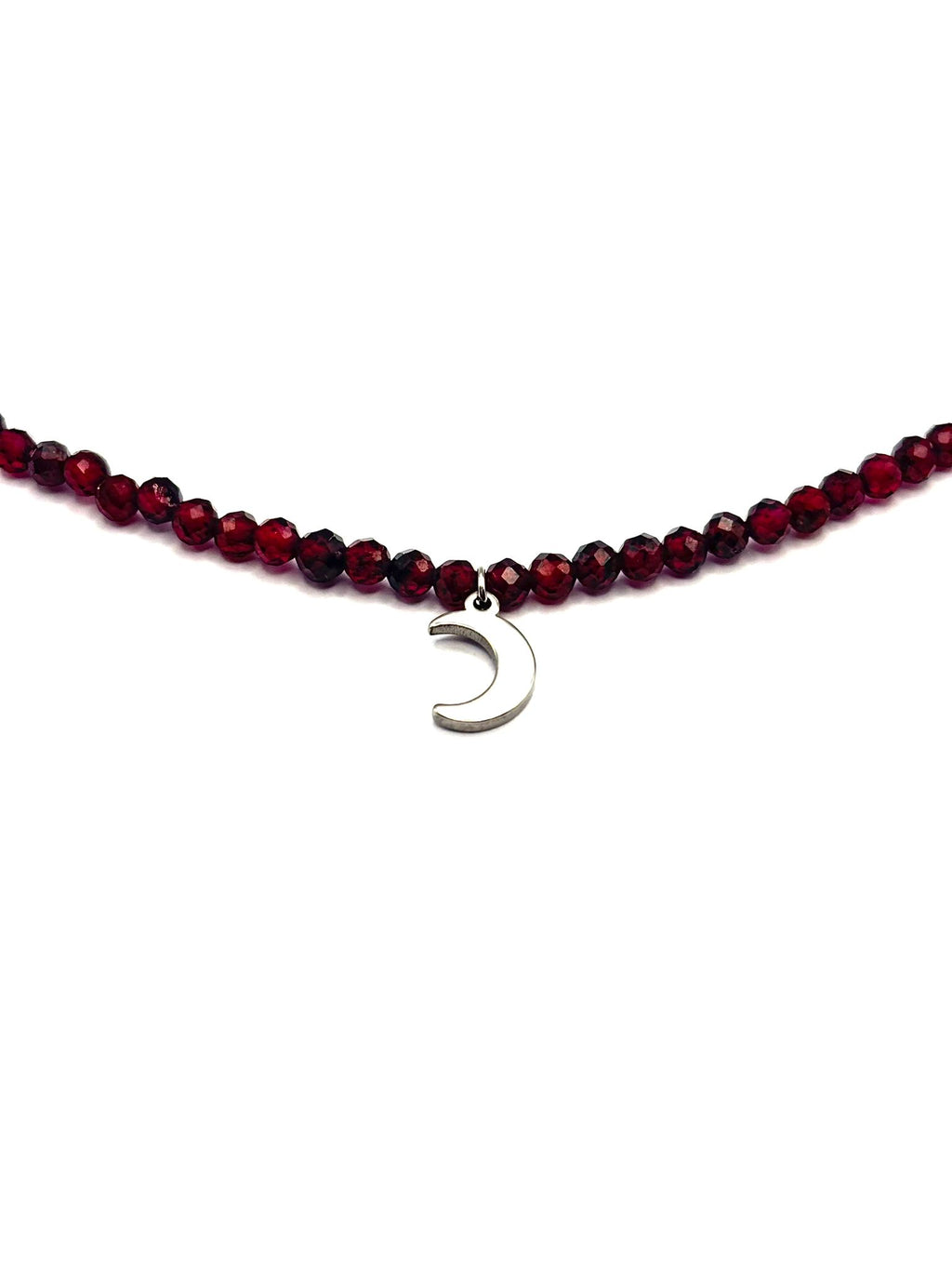 Gargantilla de Granate Facetado 3 mm con Luna – Energía Femenina y Fuerza Vital