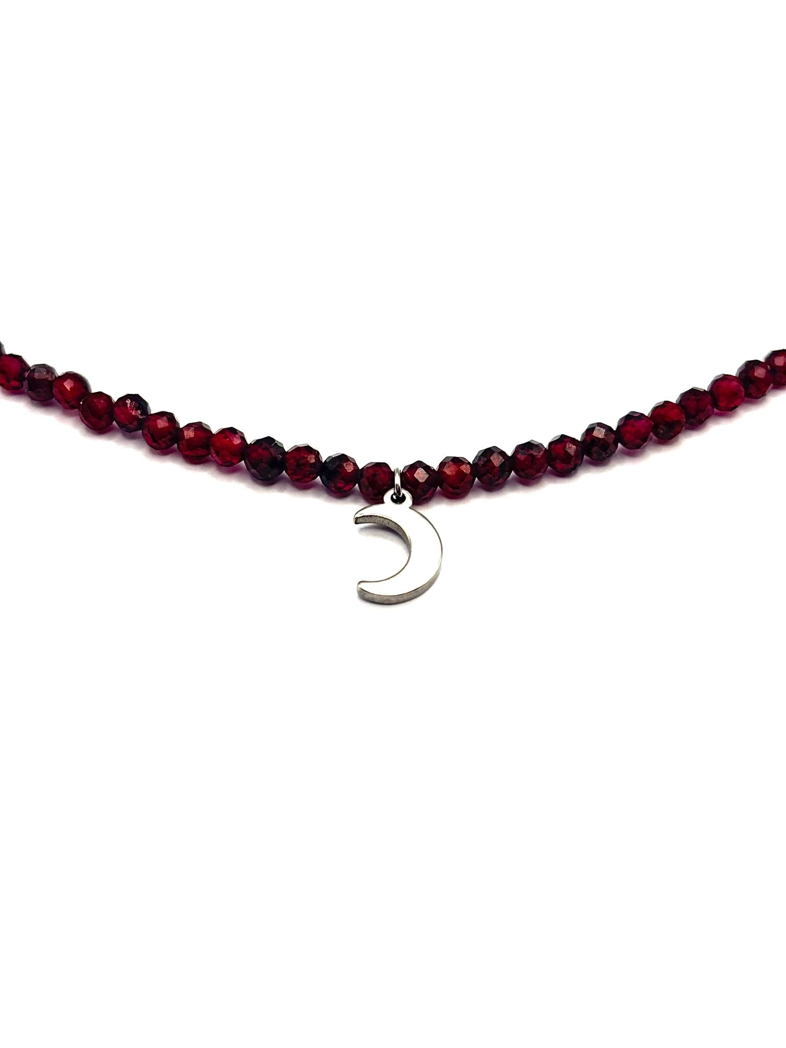 Gargantilla de Granate Facetado 3 mm con Luna – Energía Femenina y Fuerza Vital