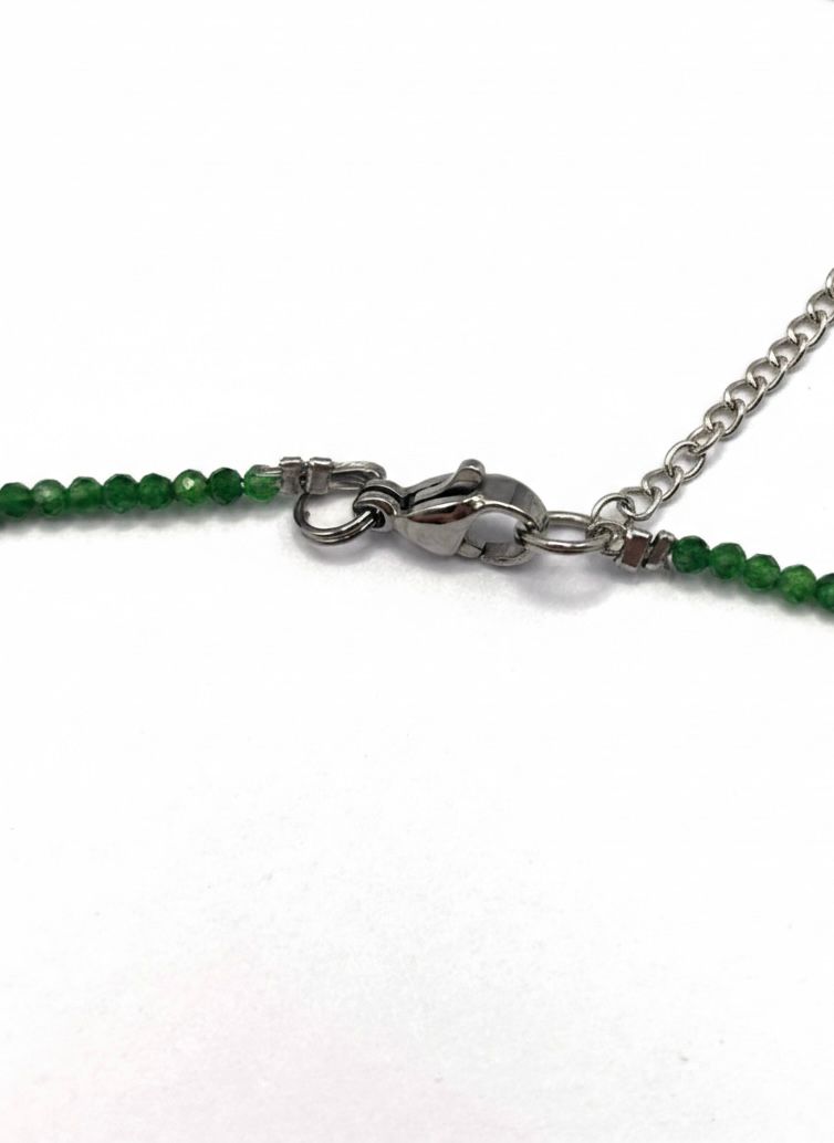 Gargantilla de Jade Verde Facetado 2 mm con Luna – Armonía y Energía Femenina