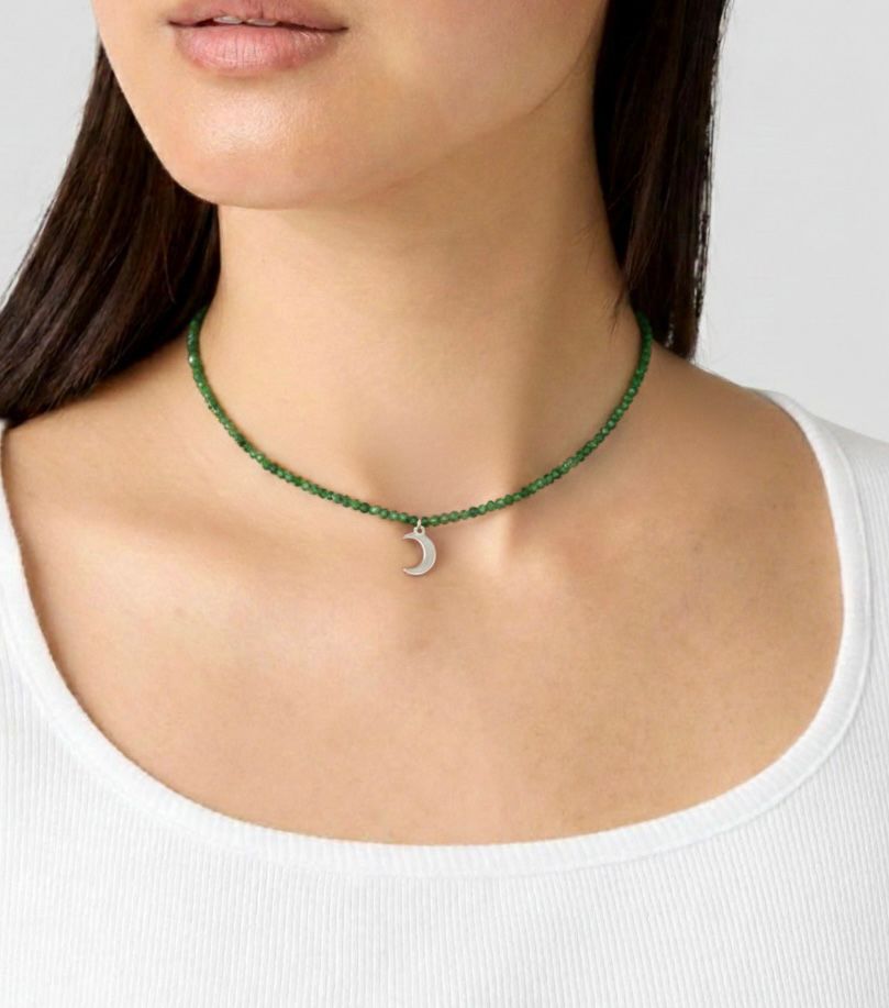 Gargantilla de Jade Verde Facetado 2 mm con Luna – Armonía y Energía Femenina