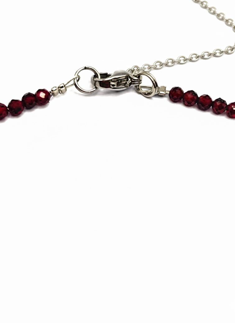 Gargantilla de Granate Facetado 3 mm con Luna – Energía Femenina y Fuerza Vital