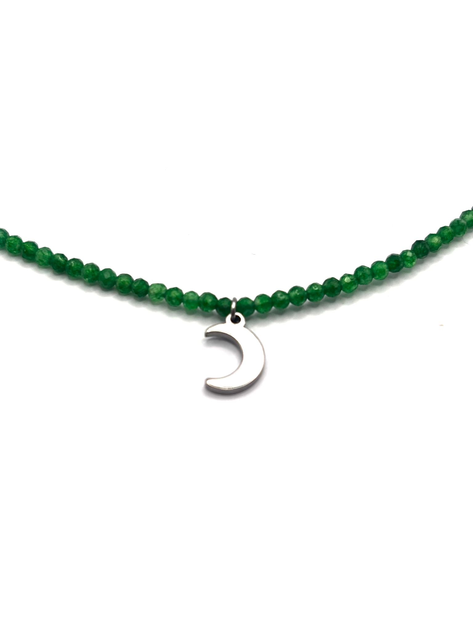 Gargantilla de Jade Verde Facetado 2 mm con Luna – Armonía y Energía Femenina