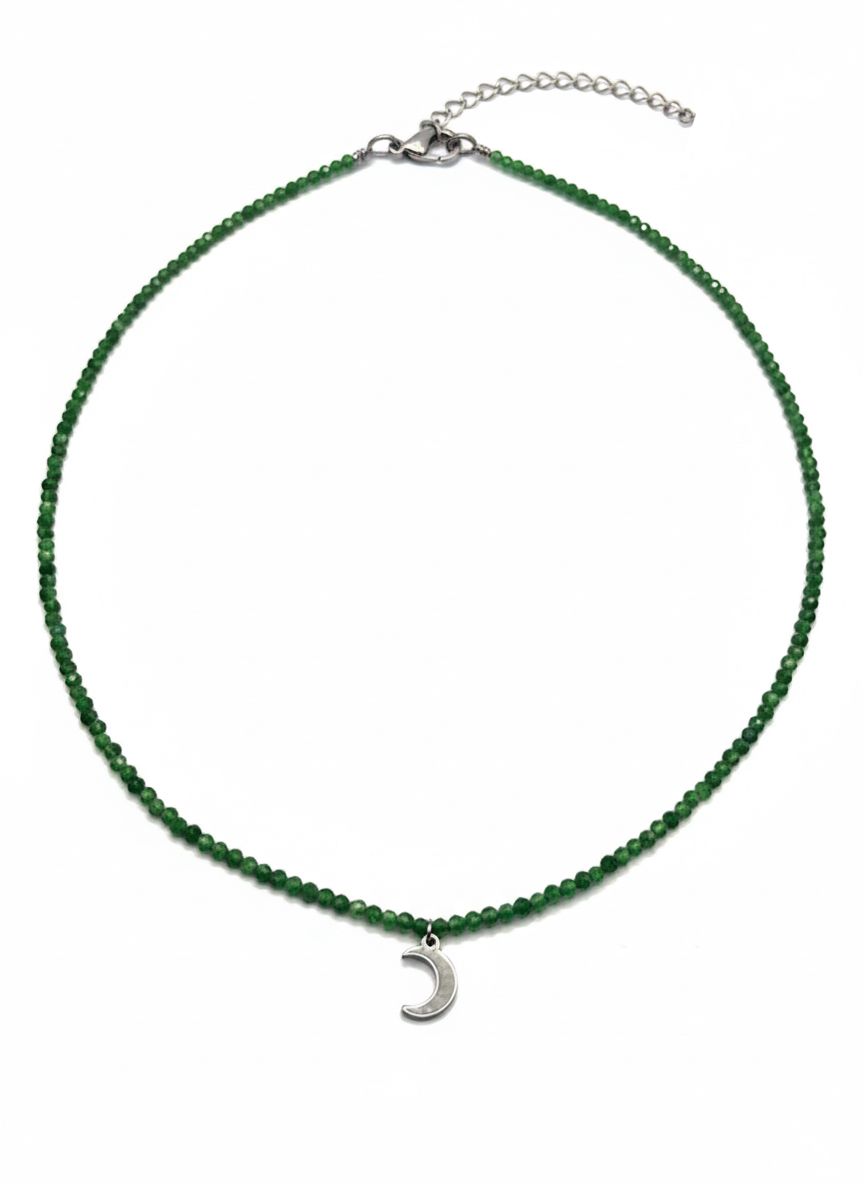 Gargantilla de Jade Verde Facetado 2 mm con Luna – Armonía y Energía Femenina