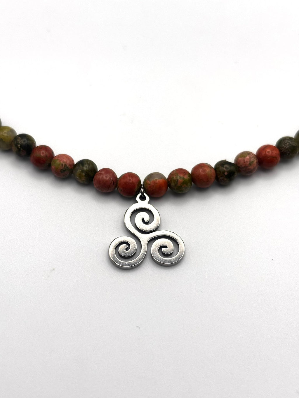 Gargantilla de Unakita 4mm con Trisquel – Equilibrio y Protección