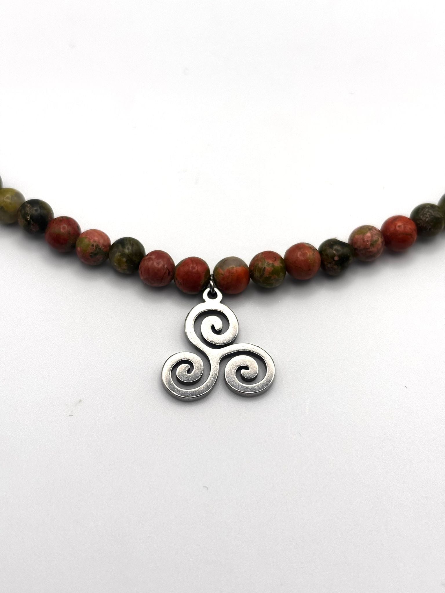 Gargantilla de Unakita 4mm con Trisquel – Equilibrio y Protección