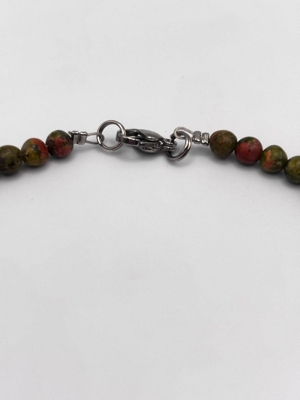 Gargantilla de Unakita 4mm con Trisquel – Equilibrio y Protección