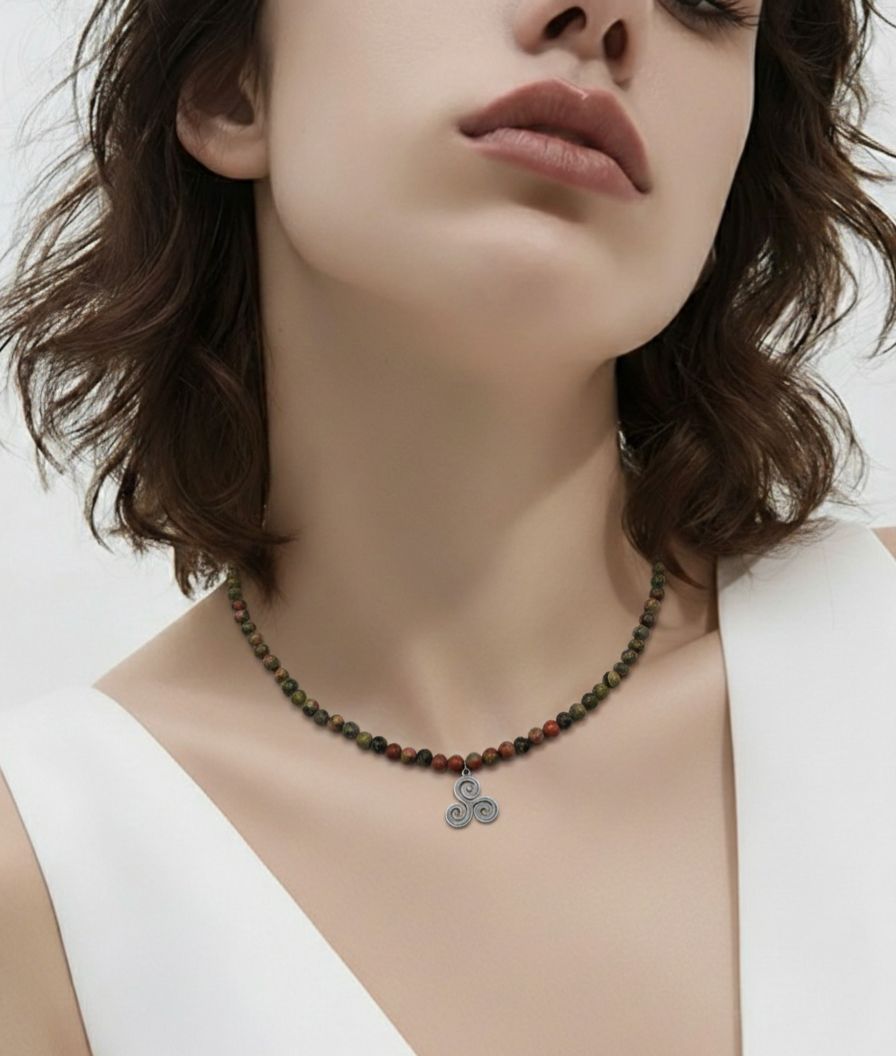 Gargantilla de Unakita 4mm con Trisquel – Equilibrio y Protección