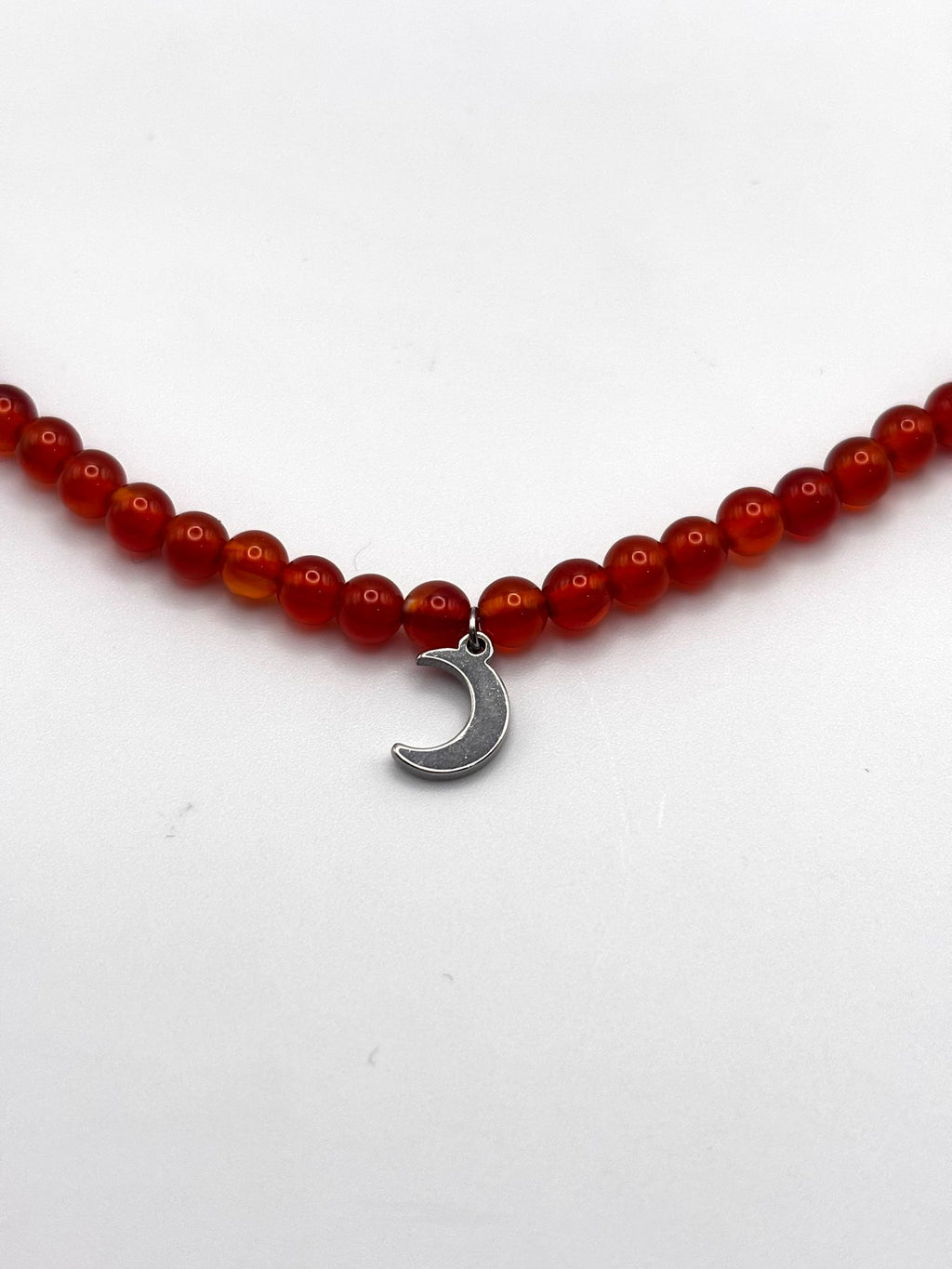 Gargantilla de Cornalina 4mm con Luna – Energía y Equilibrio