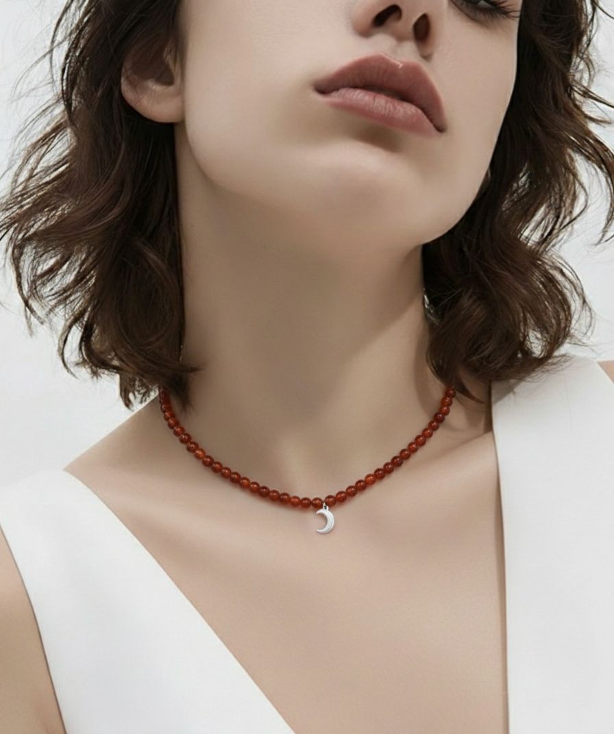 Gargantilla de Cornalina 4mm con Luna – Energía y Equilibrio