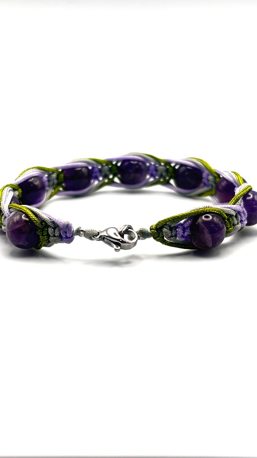 Pulsera de Amatista 8mm con Macramé Verde Gris y Lila – Equilibrio y Protección