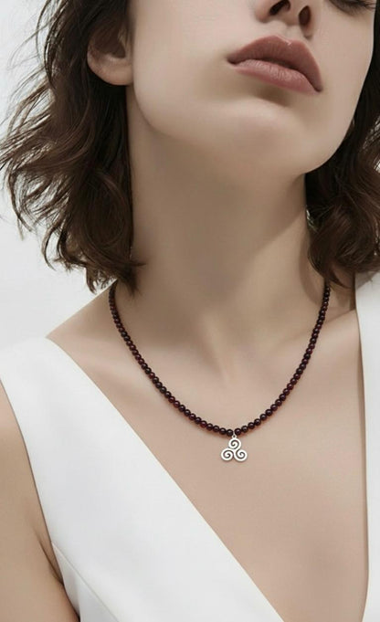 Collar Gargantilla Granate con Trisquel | Fuerza y Protección