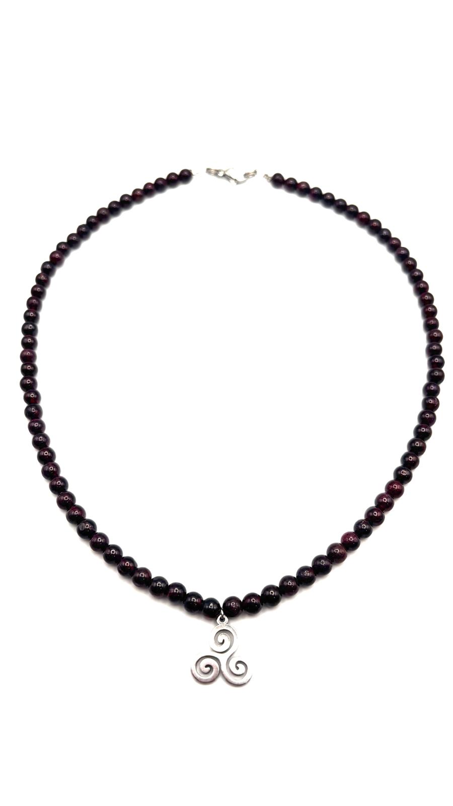 Gargantilla de Granate 4mm con Trisquel – Fuerza y Protección