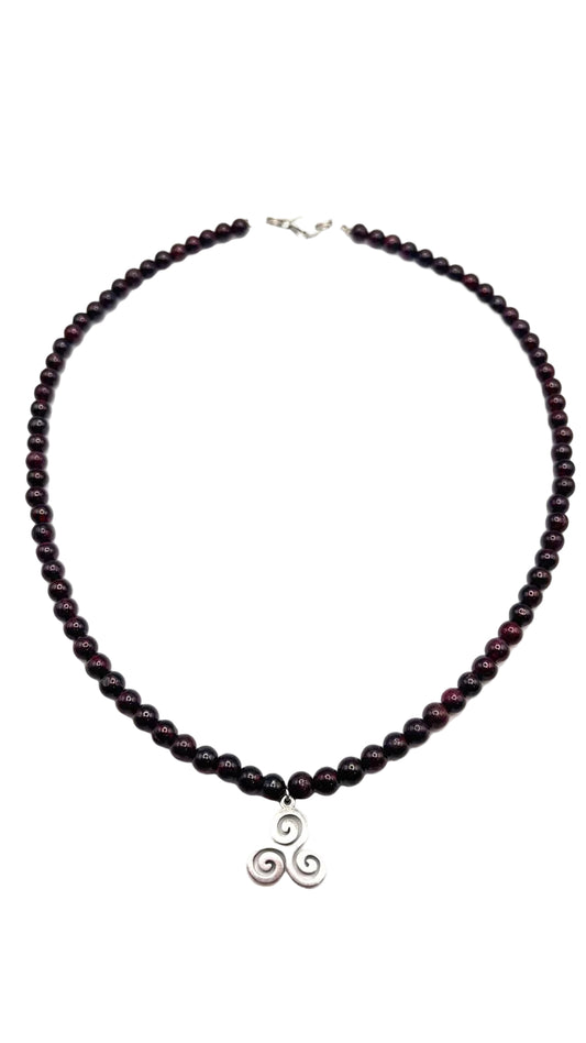 Collar Gargantilla Granate con Trisquel | Fuerza y Protección