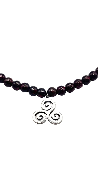 Collar Gargantilla Granate con Trisquel | Fuerza y Protección