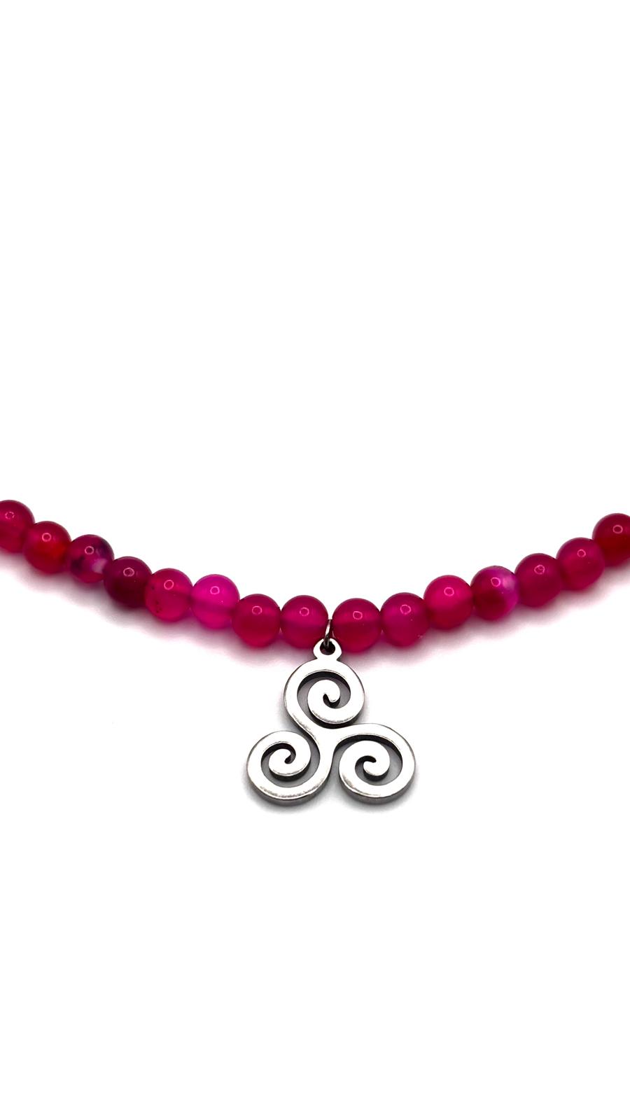 Gargantilla de Ágata Rosa 4mm con Trisquel – Amor y Armonía