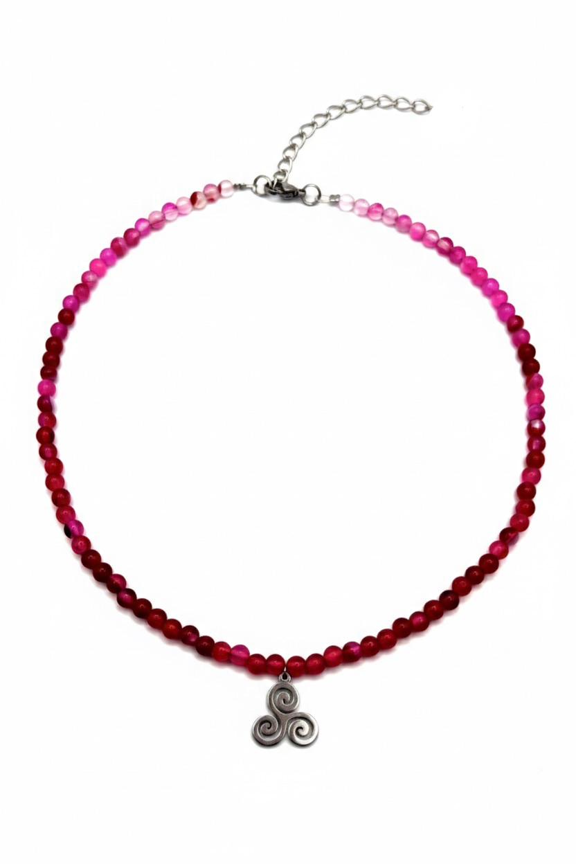 Gargantilla de Ágata Rosa 4mm con Trisquel – Amor y Armonía