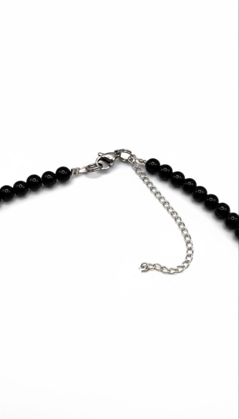 Gargantilla de Ónix 4mm con Triskel – Protección y Equilibrio