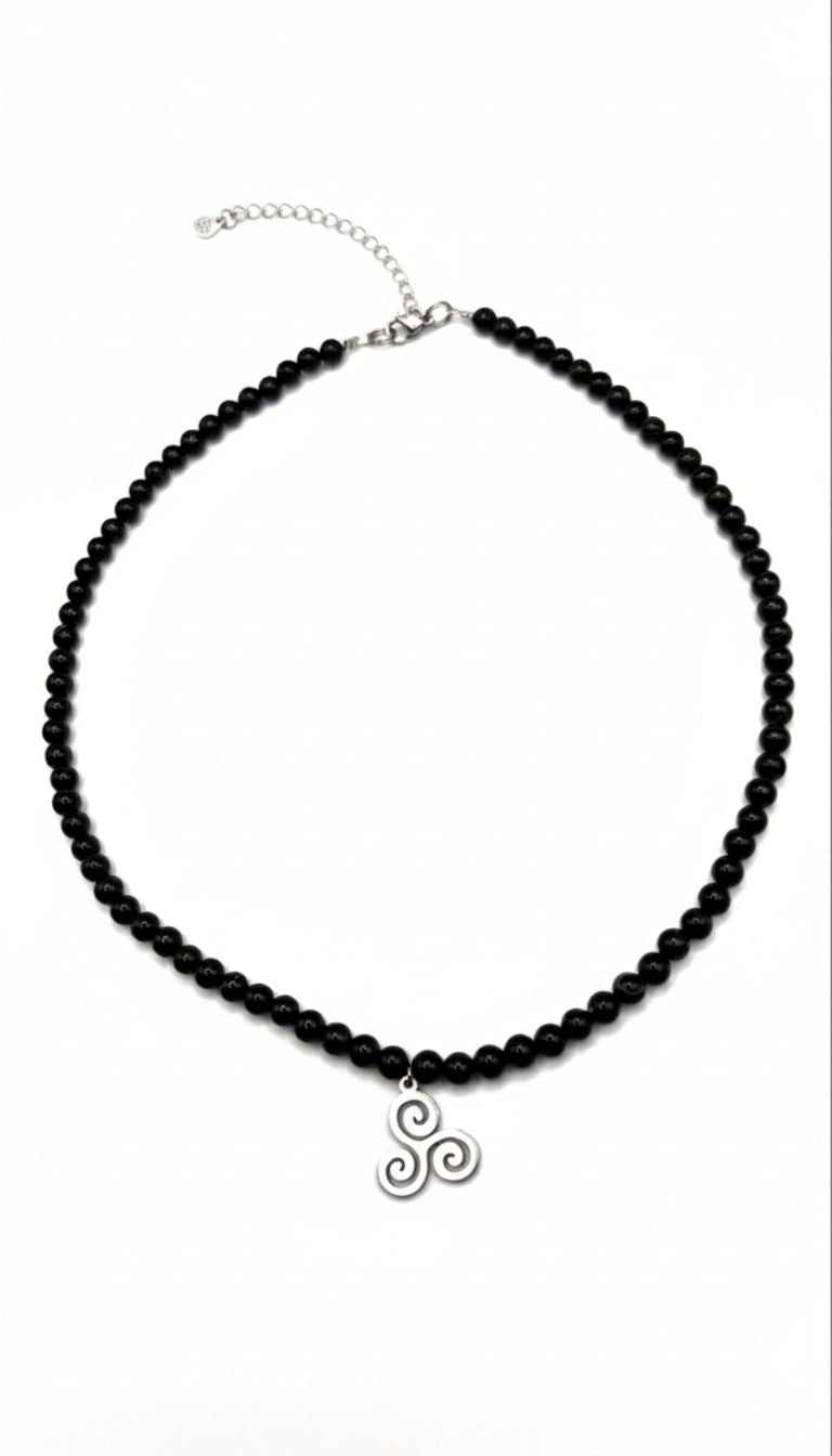 Gargantilla de Ónix 4mm con Triskel – Protección y Equilibrio