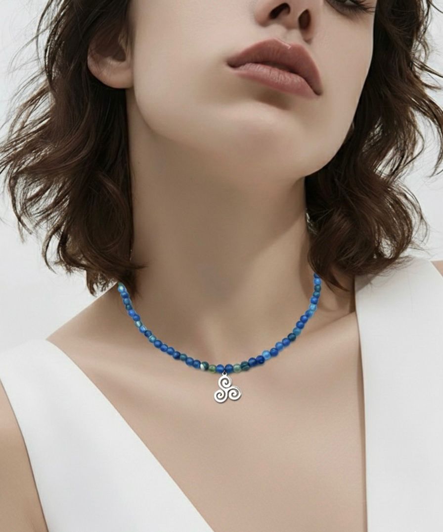 Gargantilla de Ágata Azul 4mm con Triskel – Calma y Comunicación