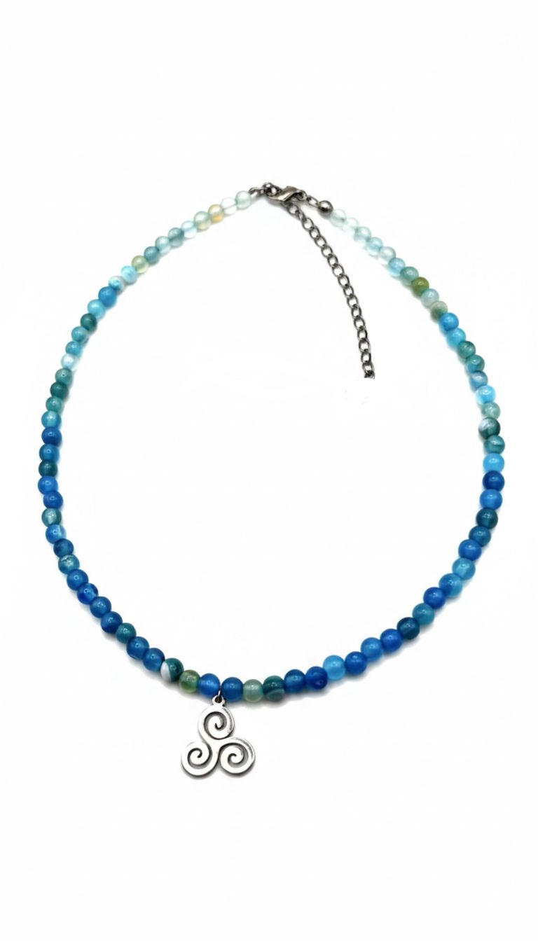 Gargantilla de Ágata Azul 4mm con Triskel – Calma y Comunicación