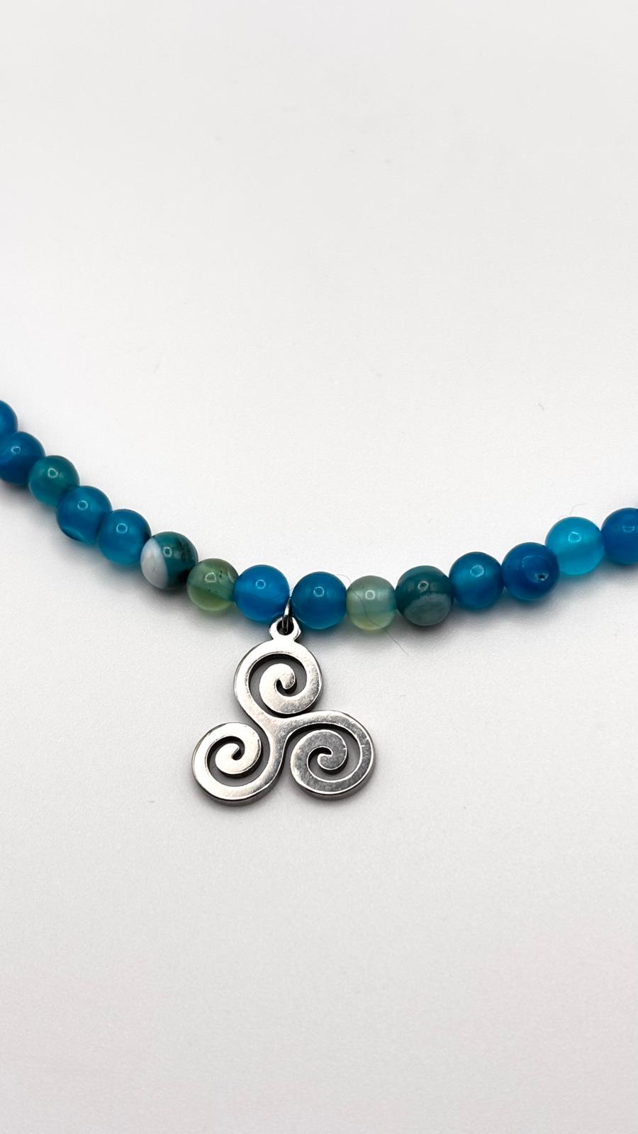 Gargantilla de Ágata Azul 4mm con Triskel – Calma y Comunicación