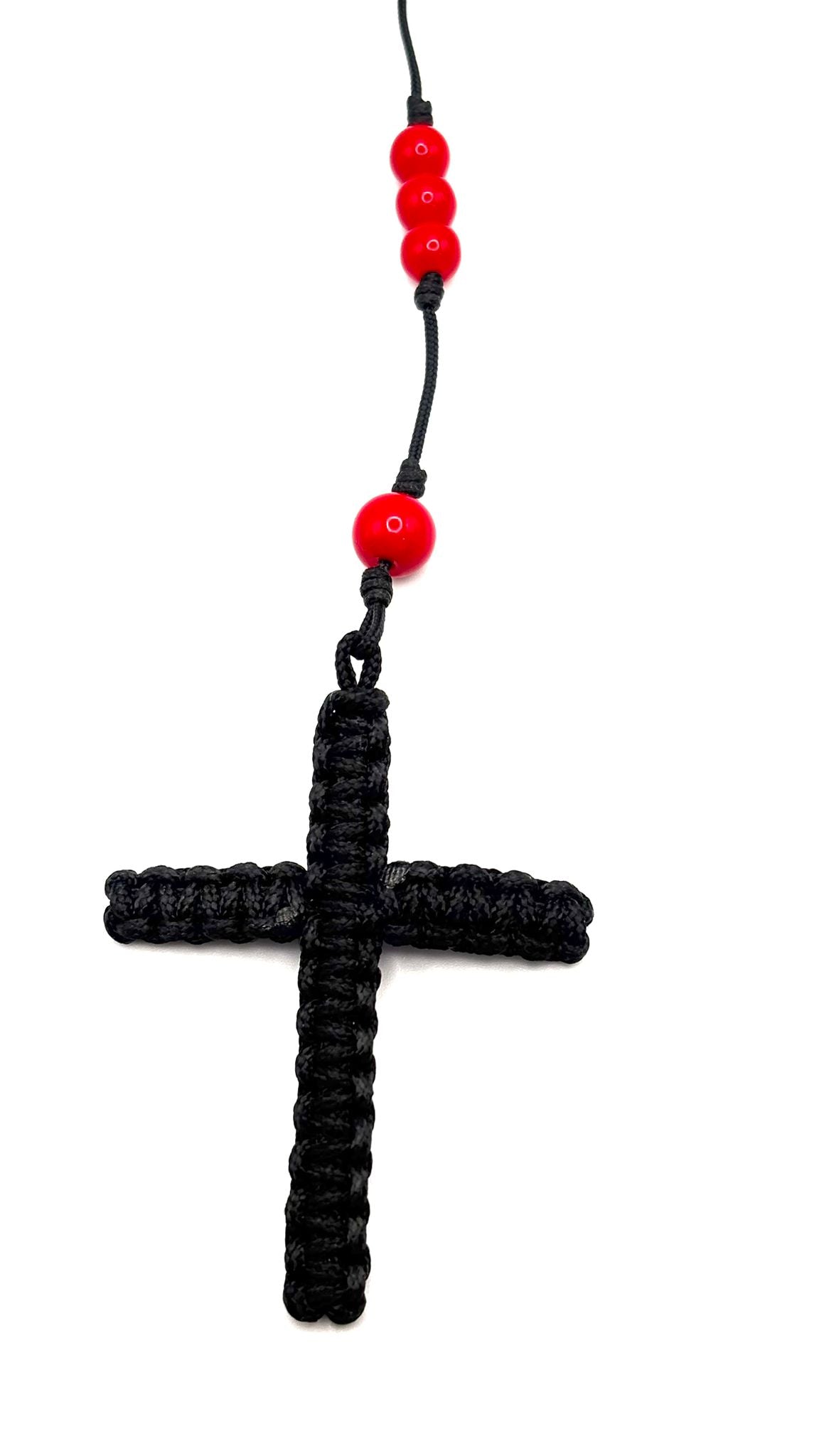 Rosario de Coral Rojo con Cruz en Macramé – Protección y Fe