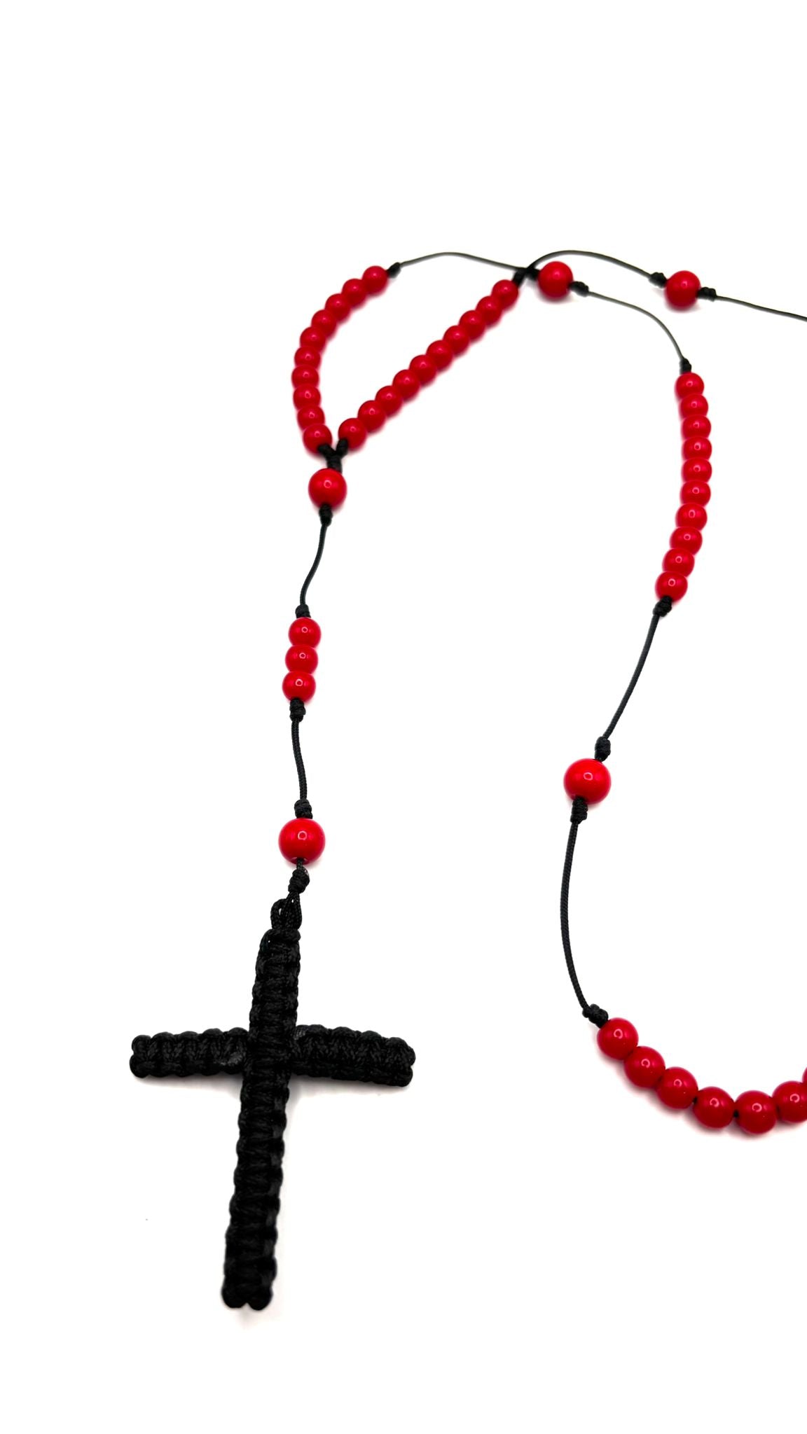 Rosario de Coral Rojo con Cruz en Macramé – Protección y Fe