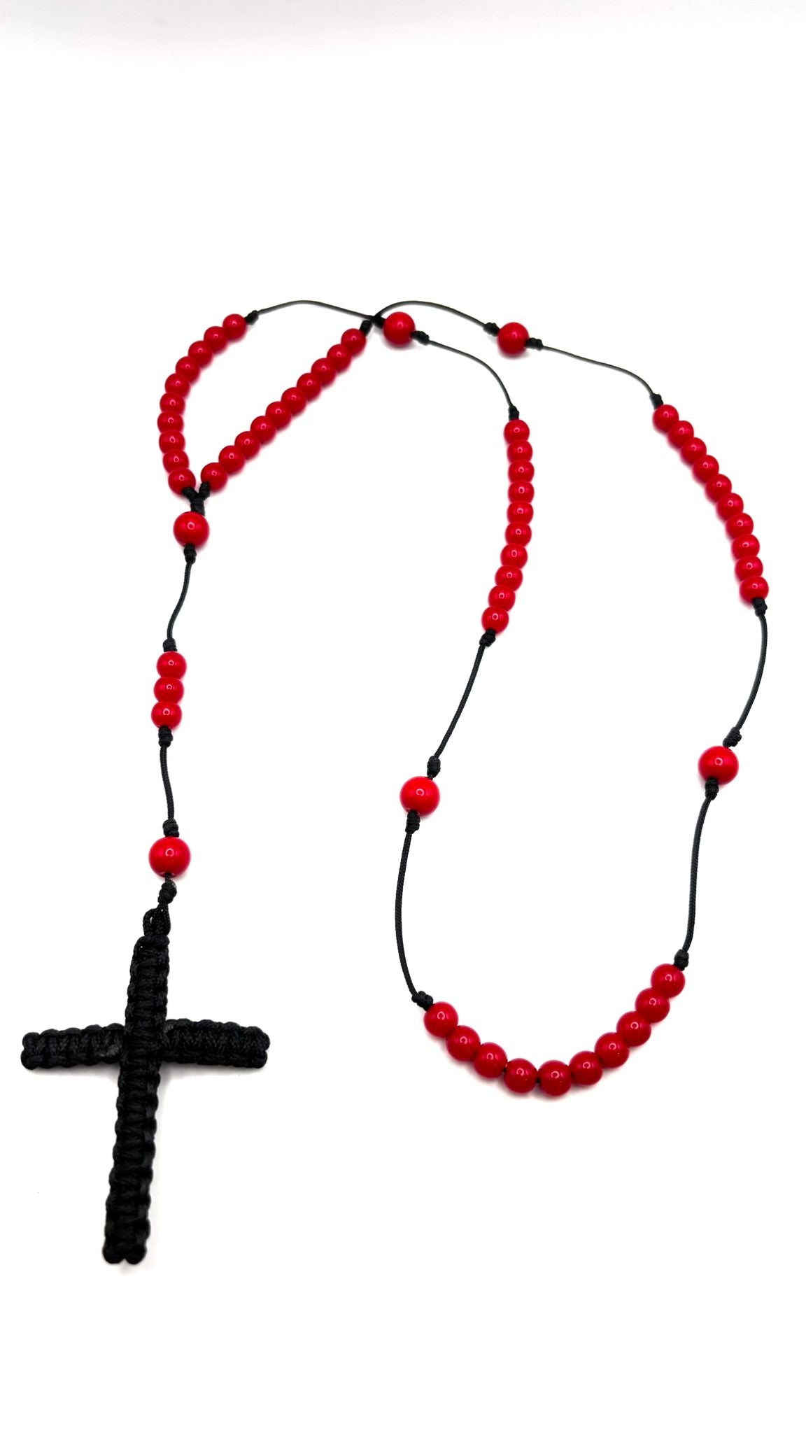 Rosario de Coral Rojo con Cruz en Macramé – Protección y Fe