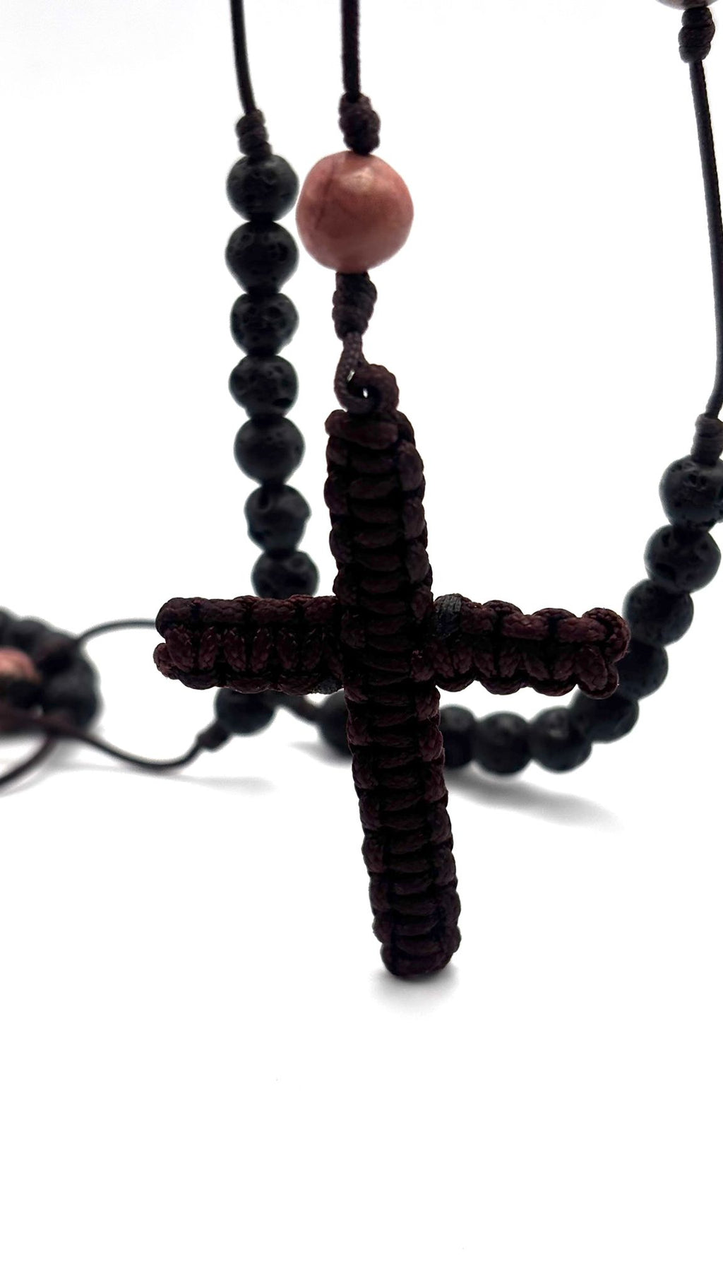 Rosario de Piedra Volcánica y Rodonita con Cruz en Macramé – Protección y Sanación