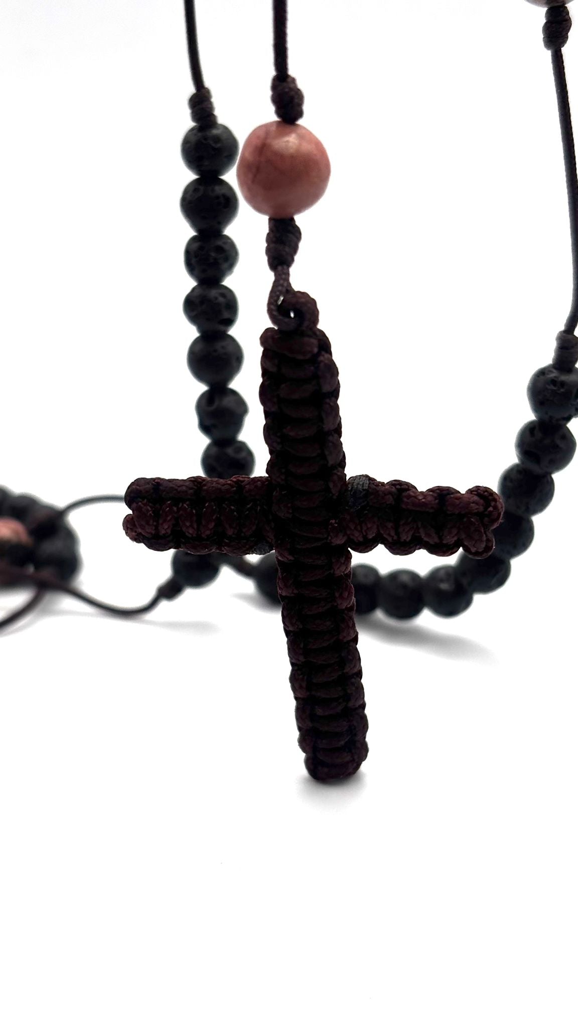Rosario de Piedra Volcánica y Rodonita con Cruz en Macramé – Protección y Sanación