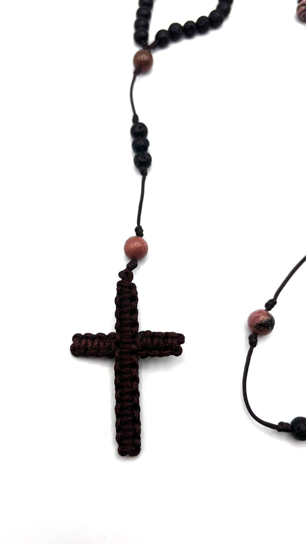 Rosario de Piedra Volcánica y Rodonita con Cruz en Macramé – Protección y Sanación