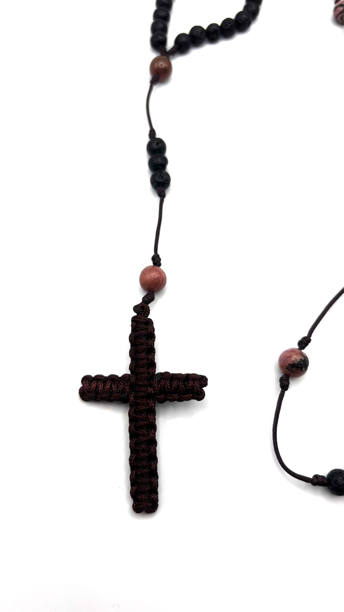 Rosario de Piedra Volcánica y Rodonita con Cruz en Macramé – Protección y Sanación