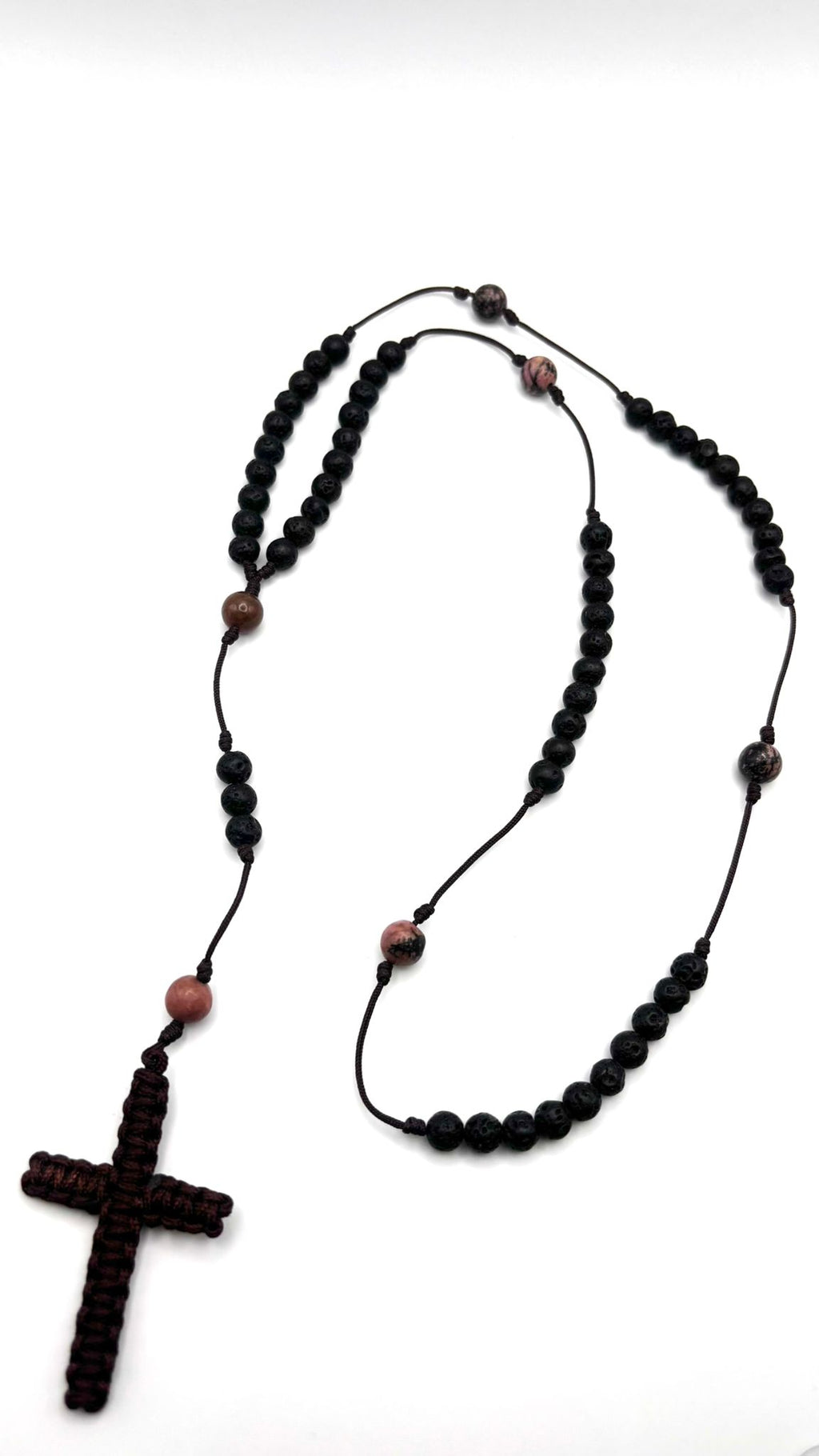 Rosario de Piedra Volcánica y Rodonita con Cruz en Macramé – Protección y Sanación