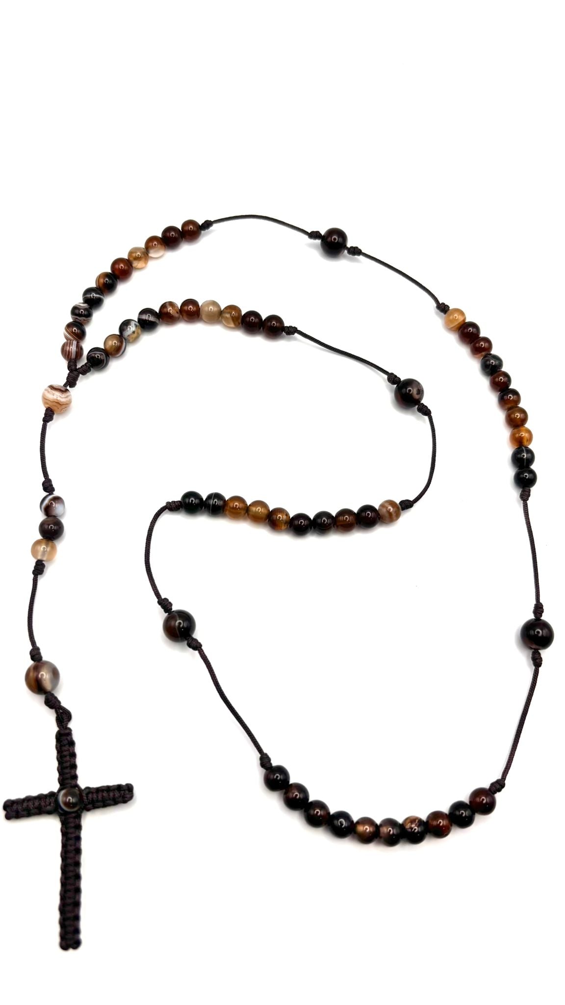 Rosario de Ágata Marrón con Cruz en Macramé – Estabilidad y Protección