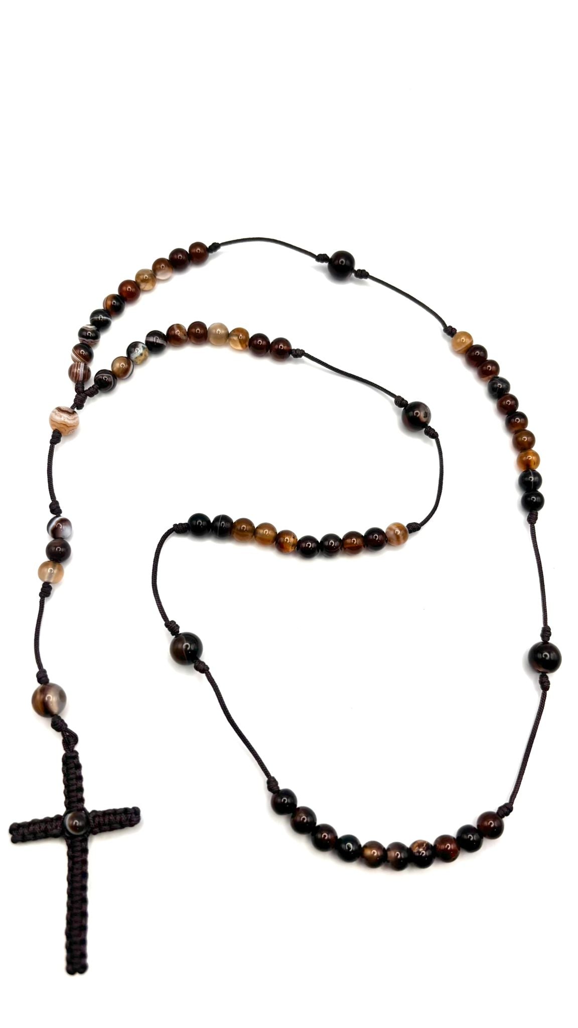 Rosario de Ágata Marrón con Cruz en Macramé – Estabilidad y Protección