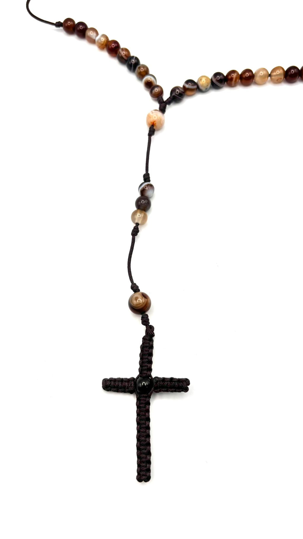 Rosario de Ágata Marrón con Cruz en Macramé – Estabilidad y Protección