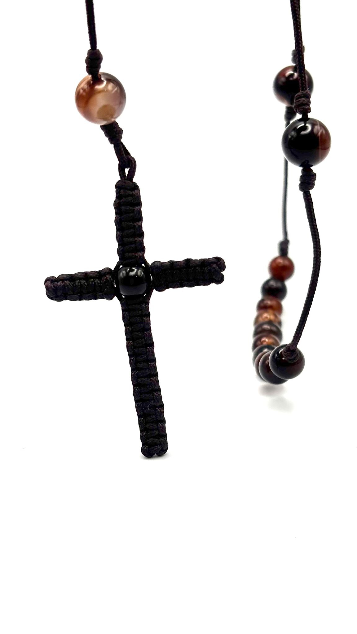 Rosario de Ágata Marrón con Cruz en Macramé – Estabilidad y Protección