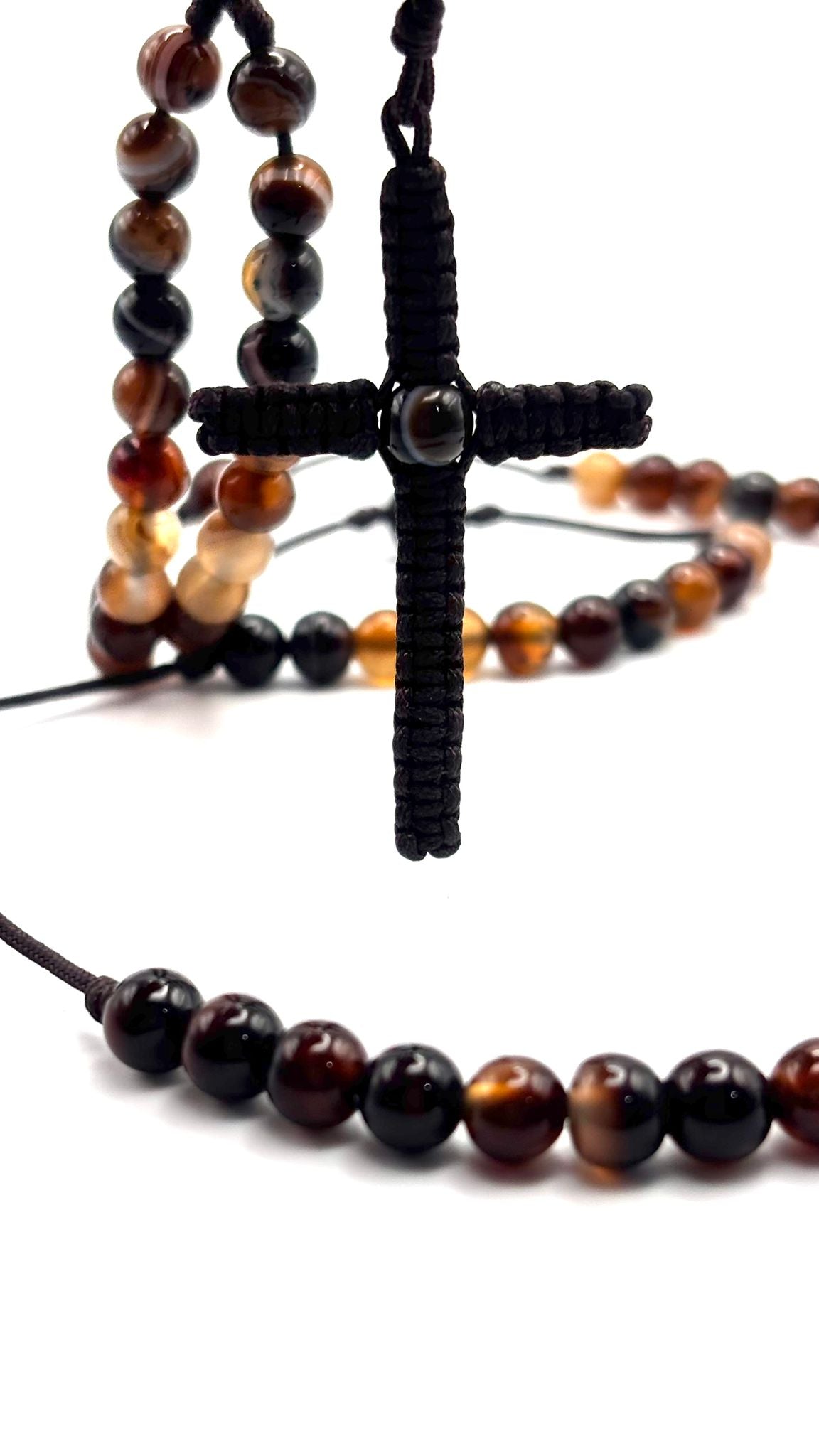 Rosario de Ágata Marrón con Cruz en Macramé – Estabilidad y Protección