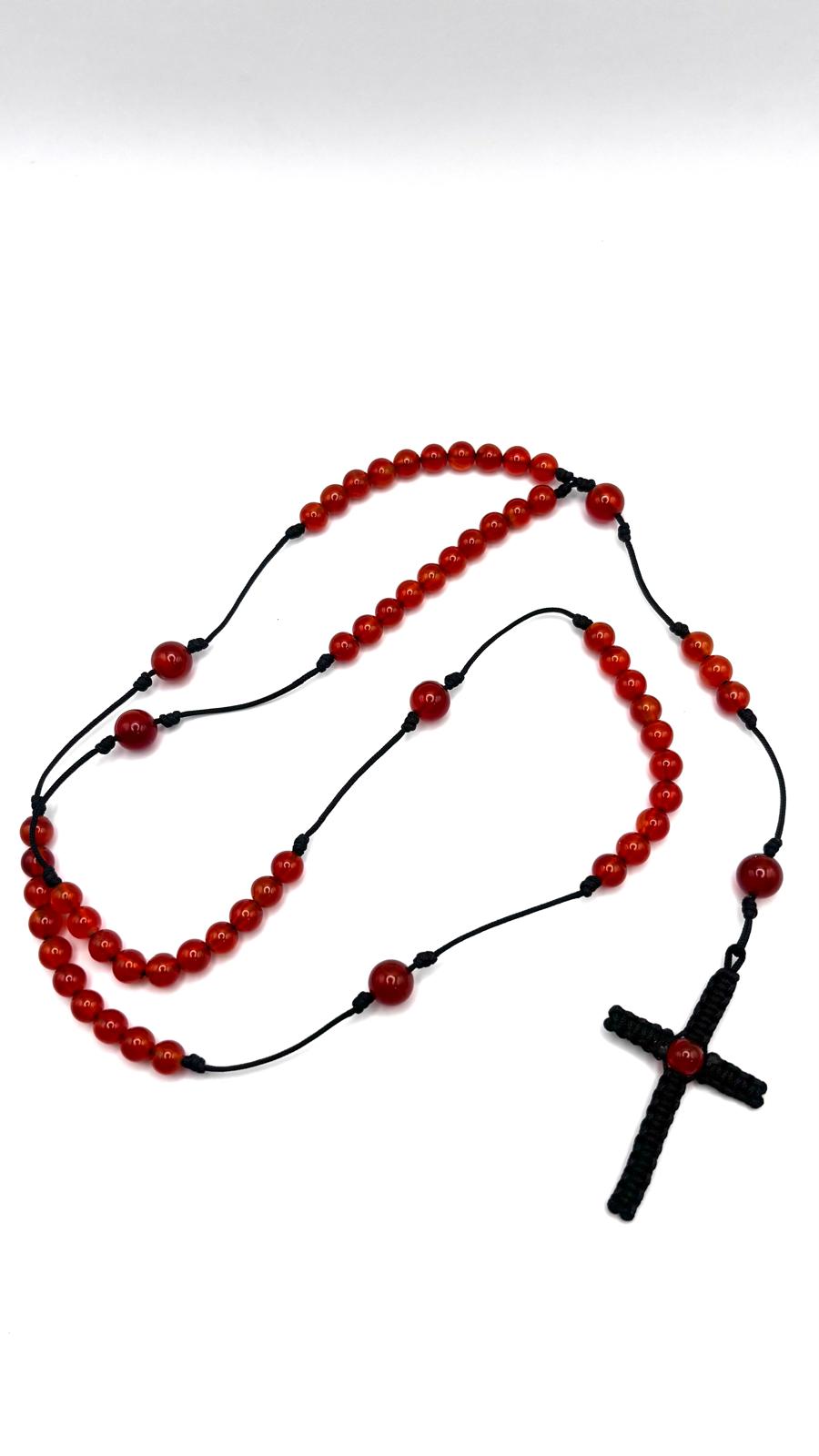 Rosario de Cornalina con Cruz en Macramé – Energía y Protección